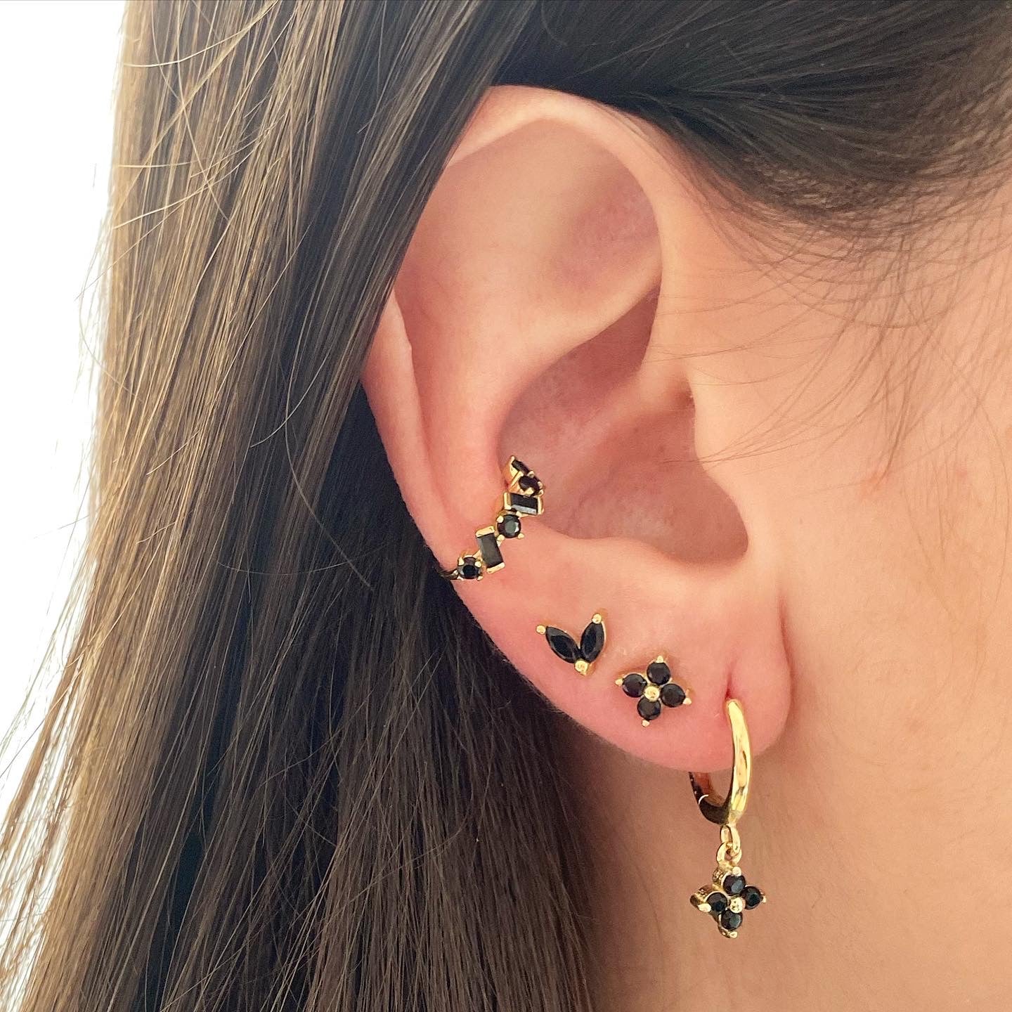 Black zirconia flower hoop gold - ByMirelae