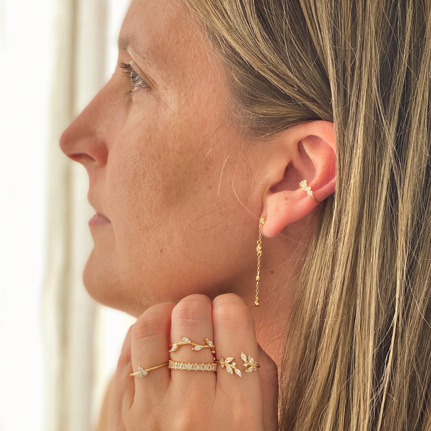 White zirconia ear cuff gold - ByMirelae