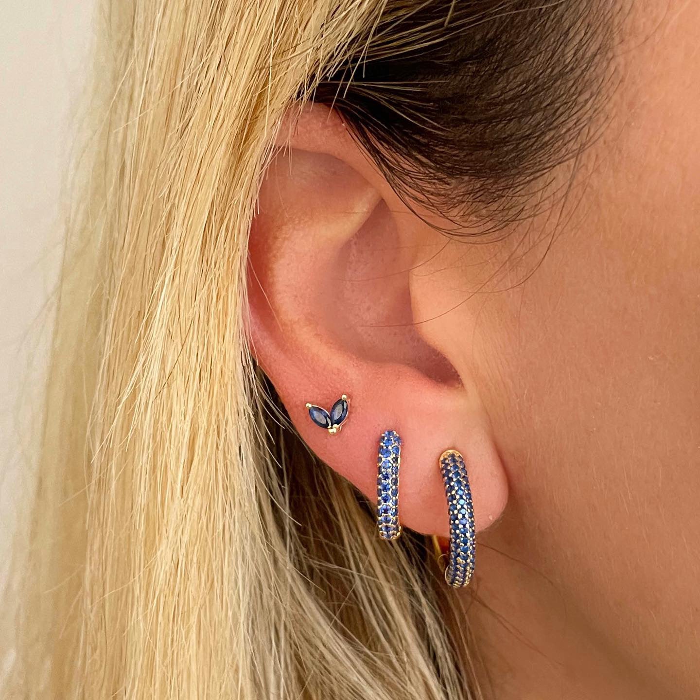 Blue zirconia tubular hoop gold