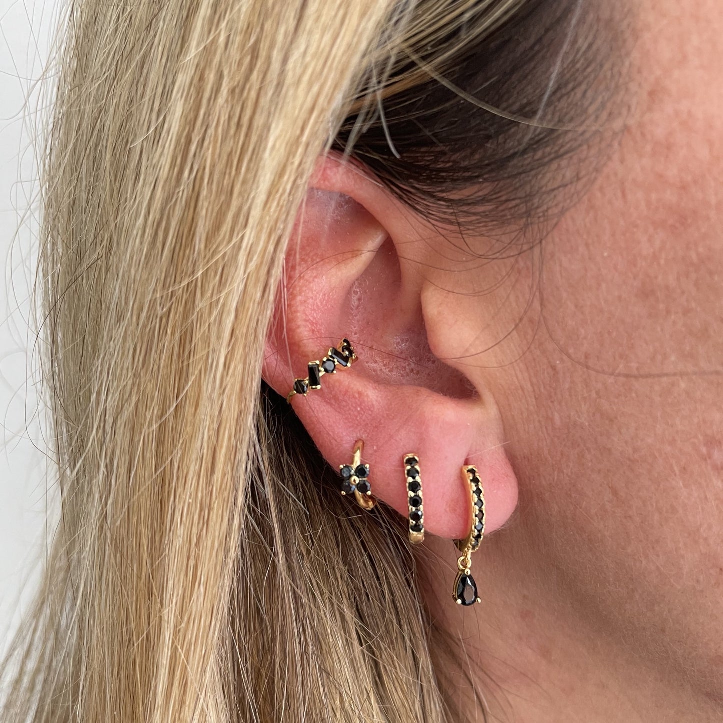 Black zirconia hoop gold - ByMirelae