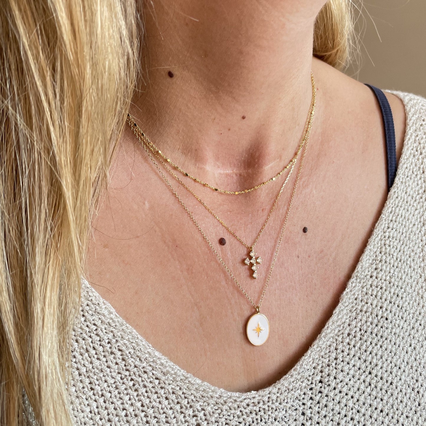 White zirconia cross gold - ByMirelae