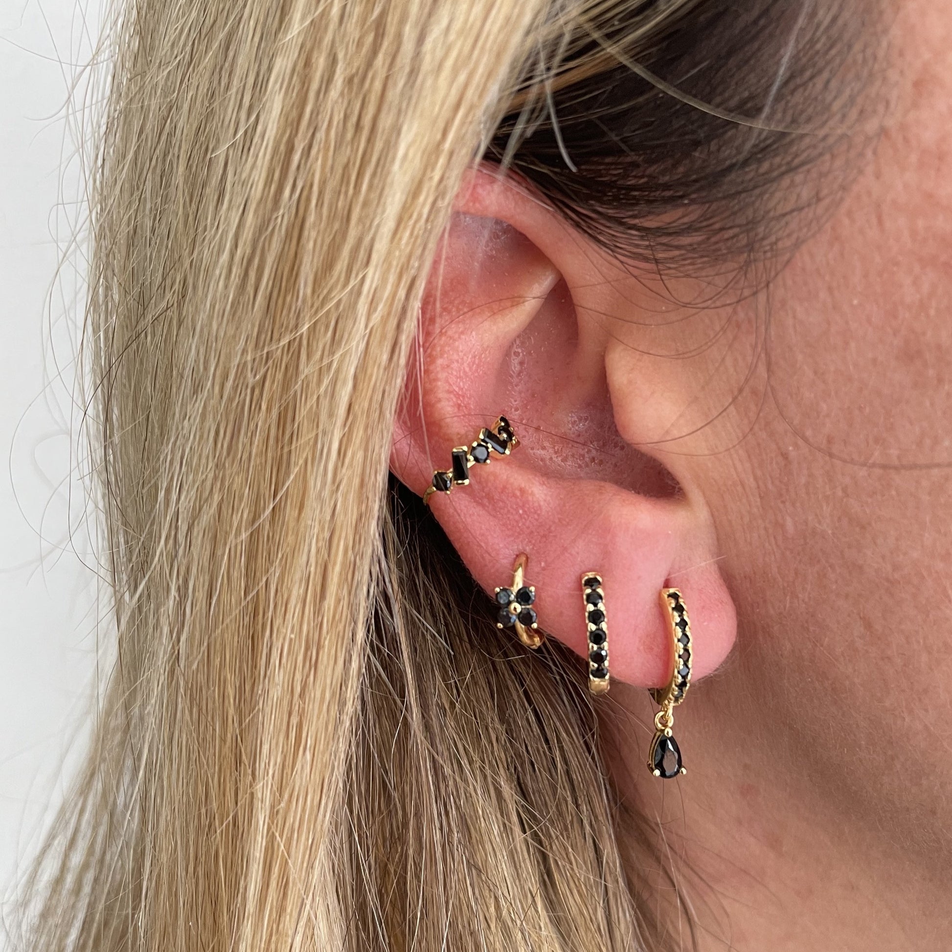 Black zirconia tear hoop gold - ByMirelae